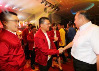 ANTHONY Loke (kanan) bersalam dengan Nga Kor Ming  pada Jamuan Makan Malam DAP Perak di Ipoh hari ini. - UTUSAN