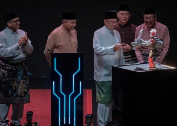 ANWAR Ibrahim melancarkan Buku Dasar Pembangunan Bakat Perkhidmatan Awam pada Majlis Amanat Perdana Perkhidmatan Awam (MAPPA) ke-20 di Pusat Konvensyen Antarabangsa Putrajaya (PICC) Putrajaya hari ini.-UTUSAN/FAIZ ALIF ZUBIR