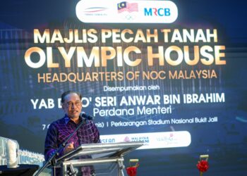PERDANA Menteri, Datuk Seri Anwar Ibrahim menyampaikan ucapan pada majlis pecah tanah bagi pembinaan ibu pejabat baharu Majlis Olimpik Malaysia (MOM) di Bukit Jalil, hari ini.