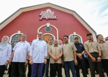 ANWAR Ibrahim pada Karnival Usahawan Tenusu Madani di Kompleks Tenusu Farm Fresh di Larut hari ini. - UTUSAN/MUHAMAD NAZREEN SYAH MUSTHAFA