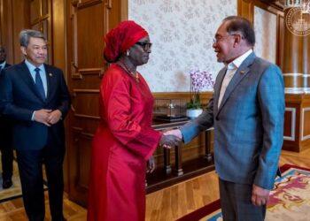 ANWAR Ibrahim, menerima kunjungan hormat Menteri Integrasi Afrika dan Hal Ehwal Luar Senegal, Yassine Fall di Putrajaya. UTUSAN/PEJABAT PERDANA MENTERI