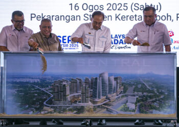 ANWAR Ibrahim merasmikan Majlis Pecah Tanah Projek Ipoh Sentral di Ipoh hari ini.