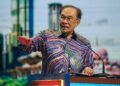 ANWAR Ibrahim ketika memberi amanat pada Majlis Amanat Perdana Sempena Sambutan Hari Kebangsaan 2025 di Dewan A MAEPS di sini, hari ini. - UTUSAN/ISKANDAR ISHAK