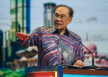 ANWAR Ibrahim ketika memberi amanat pada Majlis Amanat Perdana Sempena Sambutan Hari Kebangsaan 2025 di Dewan A MAEPS di sini, hari ini. - UTUSAN/ISKANDAR ISHAK