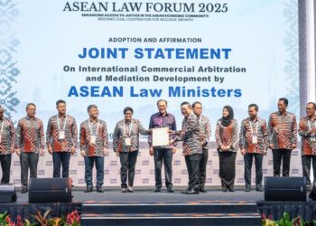 ANWAR Ibrahim (enam kiri) menyaksikan Menteri di Jabatan Perdana Menteri (JPM) (Undang-undang dan Reformasi Institusi), Datuk Seri Azalina Othman Said (lima kiri) menyerahkan Kenyataan Bersama Mengenai Penerimaan dan Pengesahan Terhadap Pembangunan Timbang Tara dan Mediasi Komersial Antarabangsa oleh Menteri-Menteri Undang-Undang ASEAN kepada Setiausaha Agung ASEAN, Dr Kao Kim Hourn (enam kanan) pada Forum Undang-Undang ASEAN 2025 di Pusat Konvensyen Kuala Lumpur (KLCC) di sini hari ini. - UTUSAN/FARIZ RUSADIO