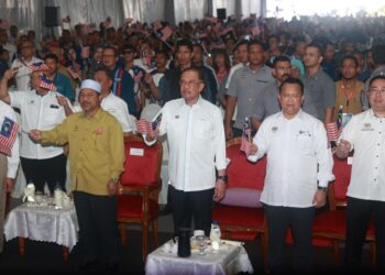 ANWAR Ibrahim (tiga dari kanan) semasa menghadiri Penutupan Program Madani Rakyat 2025 Kelantan di pekarangan Stadium Sultan Muhammad IV, Kelantan hari ini. - UTUSAN/KAMARUL BISMI KAMARUZAMAN