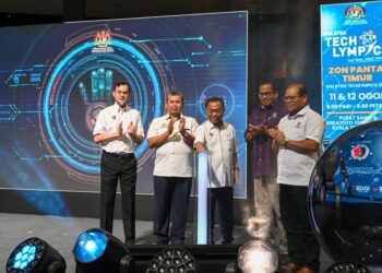 MOHAMMAD Yusof Apdal (tiga dari kanan) melakukan gimik perasmian Malaysia Techlympics 2025 Peringkat Zon Pantai Timur di Pusat Sains dan Kreativiti Terengganu, Kuala Terengganu, Terengganu. -UTUSAN/PUQTRA HAIRRY