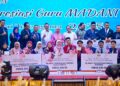 MOHD. Azam Ahmad (lima dari kanan) bergambar bersama penerima bantuan awal persekolahan tingkatan enam pada Majlis Apresiasi Guru Madani Terengganu 2025 di sebuah hotel di Kuala Terengganu, Terengganu. -UTUSAN/PUQTRA HAIRRY