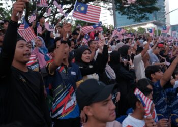 PULUHAN ribu rakyat hadir menyaksikan acara sambutan Hati Kebangsaan 2025 di Dataran Putrajaya. - UTUSAN/FAIZ ALIF ZUBIR