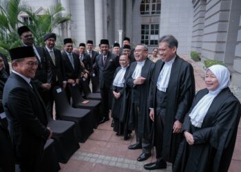 WAN Ahmad Farid Wan Salleh (tiga dari kanan) beramah mesra bersama Pesuruhjaya Kehakiman baharu selepas Majlis Penyampaian Surat Cara Pelantikan dan Mengangkat Sumpah Jawatan dan Taat Setia Pesuruhjaya Kehakiman di Istana Kehakiman, Putrajaya. - UTUSAN/FAIZ ALIF ZUBIR