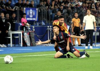 Penyerang JDT Arif Aiman dikawal dua pemain pertahanan Selangor FC  pada perlawanan Sumbangsih 2025/2026 bagi merebut Piala Haji Ahmad Shah di stadium Sultan Ibrahim, Iskandar Puteri disini. UTUSAN/RAJA JAAFAR ALI