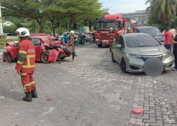 Keadaan sebahagian daripada kenderaan yang rosak selepas dirempuh kren yang mengalami kerosakan brek di persimpangan lampu isyarat Jalan Kebun Teh, Johor Bahru kelmarin.