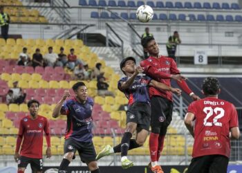 Aksi pemain Melaka FC menentang PDRM FC pada perlawanan Liga Super di Stadium Majlis Perbandaran Selayang, kelmarin. - UTUSAN/AMIR KHALID