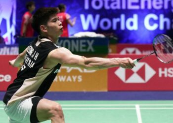 Leong Jun Hao menamatkan kempen Kejohanan Badminton Dunia 2025 di Paris selepas tunduk kepada pemain Jepun, Kenta Nishimoto, semalam. - AFP