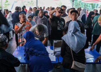 BANTAHAN besar-besaran projek pembangunan semula Flat Kuchai Entrepreneurs Park di atas lot 32082 dan 32087 mukim Petaling daerah Kuala Lumpur hari ini. - UTUSAN/M. FIRDAUS M. JOHARI