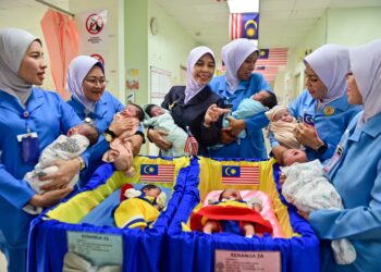 KAKITANGAN dan jururawat bergambar bersama bayi-bayi merdeka yang dilahirkan pada 31 Ogos 2025 di Hospital Sultanah Nur Zahirah, Kuala Terengganu, Terengganu. - UTUSAN/PUQTRA HAIRRY
