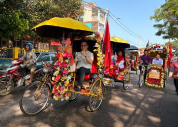 NIK Kamaruzaman Nik Husin menaiki beca pada Karnival Kita MADANI X Program MADANI Rakyat (PMR) dan Sambutan Bulan Kebangsaan dan Kibar Jalur Gemilang (MPBKKJG) 2025 Peringkat Negeri Kelantan di Kompleks Sekolah-Sekolah Kota Bharu, Kelantan. - UTUSAN/ ROSLIZA MOHAMED