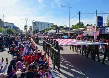 SEBAHAGIAN kontinjen yang terlibat dalam perbarisan sambutan Hari Kebangsaan Ke-68 peringkat Terengganu di Dataran Syahbandar Kuala Terengganu, Terengganu. - UTUSAN/PUQTRA HAIRRY