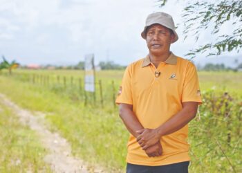 ADLIN Mohamad dengan benih padi varieti TR8 yang dibekalkan melalui program SMART SBB.