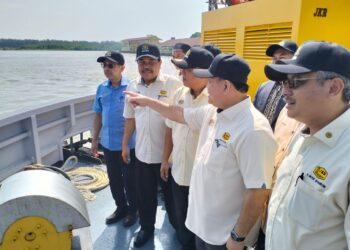 ALEXANDER Nanta Linggi (dua dari kanan) menaiki feri Sri Tanjong 1 sebagai gimik perasmian feri tersebut di jeti Feri JKR Pengkalan Kubor, Tumpat, Kelantan.- UTUSAN/ ROHANA ISMAIL