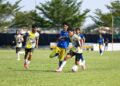 PEMAIN Perak FA, Ahmad Daniel Hakimi (depan) cuba melepasi asakan pemain Perlis pada perlawanan Liga A1 Semi -Pro di Kompleks Bola Sepak Perak Chepor di Ipoh hari ini. - UTUSAN/MUHAMAD NAZREEN SYAH MUSTHAFA
