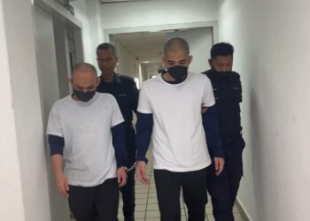 DUA bekas anggota bomba diiringi polis selepas Mahkamah Tinggi Kuala Terengganu menjatuhkan hukuman penjara 30 tahun dan 12 sebatan kerana mengedar pil kuda. - UTUSAN / NURSYASYA NADHIRAH ZABIDI