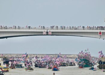 SEBANYAK 91 buah kenderaan air dengan penyertaan 484 peserta menyertai Perarakan Bot Merdeka Terengganu 2025 sempena Hari Kebangsaan Ke-68 di Muara Sungai Terengganu, Kuala Terengganu, Terengganu. - UTUSAN/PUQTRA HAIRRY