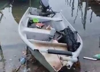 KEADAAN bot milik Mohd. Rasid Jusoh yang bertembung dengan bot rakannya di Sungai Paka, Dungun, Terengganu.
