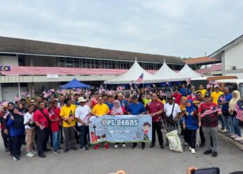 ADUN Pantai Kundur, Tuminah Kadi (barisan hadapan, tengah) menghadiri Program Membersih Pantai dan Sambutan Merdeka yang diadakan di Pelabuhan Tanjung Bruas hari ini.