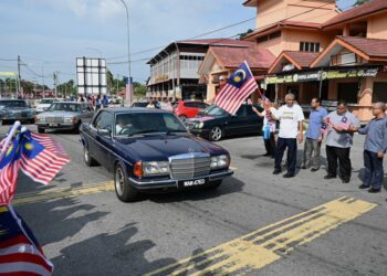 KHAIRUDIN Abu Hanipah melepaskan peserta Konvoi Merdeka Klasik Mercedes Benz (GPMP) 2025 sempena 50 Tahun Jubli Emas Felcra Nasaruddin di Dataran Cempaka Sari, Parit hari ini. - UTUSAN