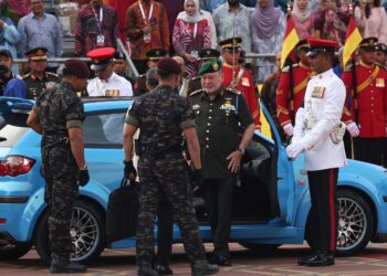 SULTAN Ibrahim memandu sendiri Proton Satria Neo R3 diiringi Raja Permaisuri, Raja Zarith Sofiah berkenan berangkat pada Sambutan Hari Kebangsaan 2025 di Putrajaya.- UTUSAN/ISKANDAR ISHAK