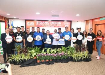 DATUK Bandar Petaling Jaya, Mohamad Zahri Samingon bersama para penaja dalam Sidang Media PJ Half Marathon 2025 di Ibu Pejabat MBPJ, di sini, hari ini.