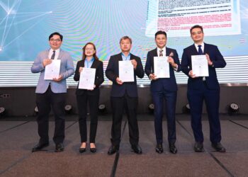 TEOH Han Boon (tengah) bersama Pengarah Urusan M&A Securities Berhad, Datuk Bill Tan (dua kanan) ketika sesi bergambar pada Pelancaran Prospektus Camaroe Berhad di EQ Kuala Lumpur di sini, hari ini. - UTUSAN/SYAKIR RADIN