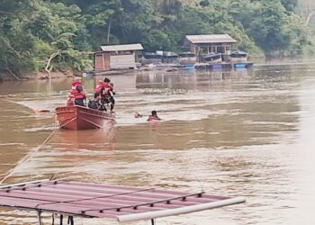 PASUKAN penyelamat melakukan pencarian mangsa lemas di Sungai Kampung Delong di Dungun, Terengganu. -UTUSAN/NIK NUR IZZATUL HAZWANI NIK ADNAN