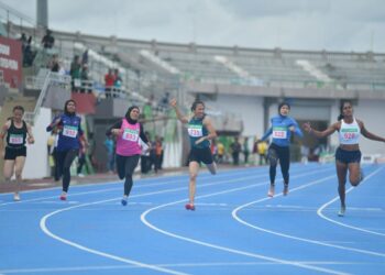 ZAIDATUL Husniah Zulkifli,32, (tiga dari kanan)
menjuarai acara 100 meter (m) dengan cacatan masa 11.70 saat (s) di Kejohanan Olahraga Terbuka Malaysia di Stadium Tuanku Syed Putra, Kangar, Perlis hari ini.-UTUSAN/IZLIZAN OTHMAN