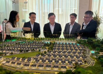 KETUA Menteri Pulau Pinang, Chow Kon Yeow meninjau galeri jualan projek tersebut di Icon City di sini, baru-baru ini.
