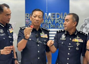 YAHAYA Othman (dua dari kiri) menunjukkan cip yang dirampas dalam sidang akhbar di Ibu pejabat Polis Kontinjen (IPK) di Kuantan, Pahang.
