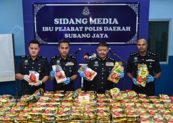 WAN Azlan Wan Mamat (dua kanan) menunjukkan rampasan dadah bernilai RM7 juta ketika sidang media di Ibu Pejabat Polis Daerah Subang Jaya, di sini, hari ini. - UTUSAN/SYAKIR RADIN