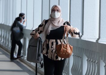NUR Fazreen hadir ke Mahkamah Sesyen di sini hari ini atas pertuduhan memperoleh suapan bernilai RM5,268, dua tahun lalu.