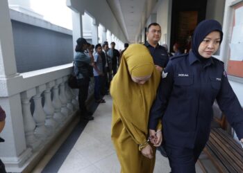 NOR Fatihah (dua kanan) hadir ke Mahkamah Sesyen, di sini hari ini dilihat menangis selepas selesai prosiding.