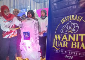 NORAINI Ahmad merasmikan Karnival Inspirasi Wanita Luar Biasa 2025 “Dari Wanita Untuk Wanita” di PWTC, Kuala Lumpur, hari ini. - UTUSAN/SADDAM YUSOFF