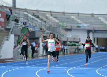 RATU pecut negara, Zaidatul Husniah Zulkifli, 32, beraksi cemerlang apabila meraih emas dalam acara 200 meter (m) wanita pada Kejohanan Olahraga Terbuka Malaysia di Stadium Tuanku Syed Putra di Kangar, Perlis hari ini.-UTUSAN/IZLIZAN OTHMAN