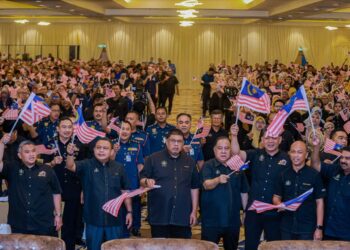 AB RAUF bersama kakitangan awam negeri Melaka ketika menghadiri Perhimpunan Bulanan Pentadbiran Kerajaan Negeri Melaka bagi Ogos 2025 dan Kibar Jalur Gemilang Peringkat Penjawat Awam di MITC, Ayer Keroh, Melaka hari ini.-UTUSAN /AMRAN ALI.