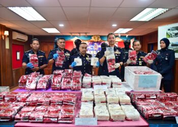 MOHD. Khairi Khairudin (tiga dari kanan) menunjukkan dadah jenis syabu bernilai RM6.3 juta yang dirampas dalam sidang akhbar  di Ibu pejabat Polis Kontinjen Terengganu. -UTUSAN/PUQTRA HAIRRY