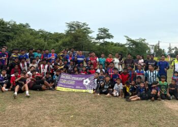 AHMAD Nazrin Abdul Aziz bersama jawatankuasa Pemuda UMNO Bahagian Arau bergambar bersama para pemain pada 
Kejohanan bola sepak tujuh sebelah Pusat Daerah Mengundi (PDM) Kubang Paya di 
di padang Kampung Padang Telela, hari ini.-UTUSAN/MOHD. HAFIZ ABD. MUTALIB