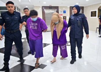 DUA suspek direman di Mahkamah Majistret Kuala Terengganu bermula semalam kerana disyaki melakukan penderaan fizikal terhadap seorang kanak-kanak lelaki. – UTUSAN/PUQTRA HAIRRY