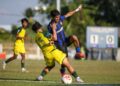 PEMAIN Machan FC dan KDA FC berebut bola dalam perlawanan Liga A1 di Stadium Mini MPKP Jitra. - UTUSAN/ SHAHIR NOORDIN