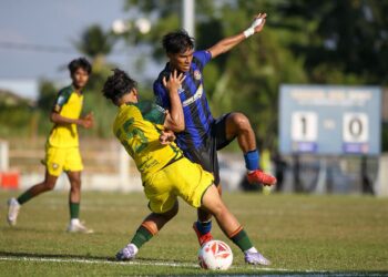 PEMAIN Machan FC dan KDA FC berebut bola dalam perlawanan Liga A1 di Stadium Mini MPKP Jitra. - UTUSAN/ SHAHIR NOORDIN