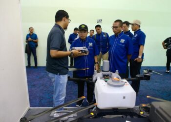 AZMAN Ismail (dua kiri) dan Mohamad Zabawi Abdul Ghani mendengar penerangan daripada pempamer tentang teknologi dron pertanian selepas Majlis Perasmian Jelajah Dron Pertanian 2025 di Alor Setar. - UTUSAN/ SHAHIR NOORDIN