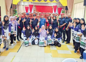 Sebahagian guru Sk Sultan Ibrahim 1, Pasir Mas bergambar bersama Dr. Mohd Azam Ahmad (enam dari kiri).
